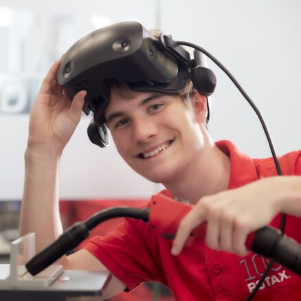 Lehrling mit Virtual Reality Brille beim virtuellen Schweißnaht Training