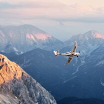 Flugzeug inmitten von Bergpanorama
