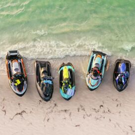 Abbildung von 5 SeaDoos die am Strand angelegt sind