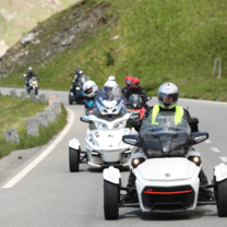 Bild von Fahrerinnen und Fahrern auf Can-Am-Fahrzeugen im Rahmen der Spyder Großglockner Challenge im Bergpanorama