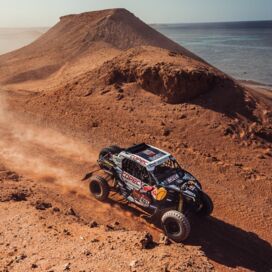 Ein Can-Am Maverick fährt bei der Rally Dakar in Saudi Arabien durch eine Wüstenlandschaft