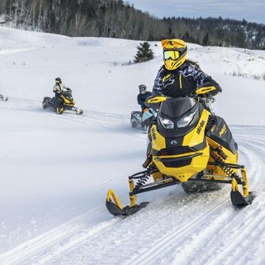 SkiDoo Fahrer fahrend in Schneelandschaft